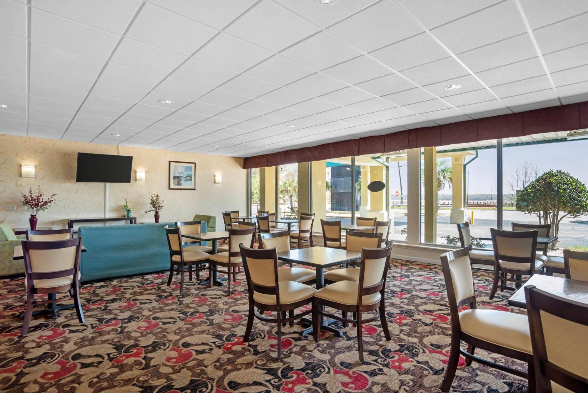 Quality Inn & Suites Near Lake Eufaula Buitenkant foto